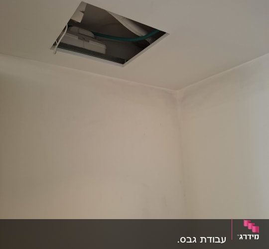 תקרה עם חור פתוח וחוטים חשופים
